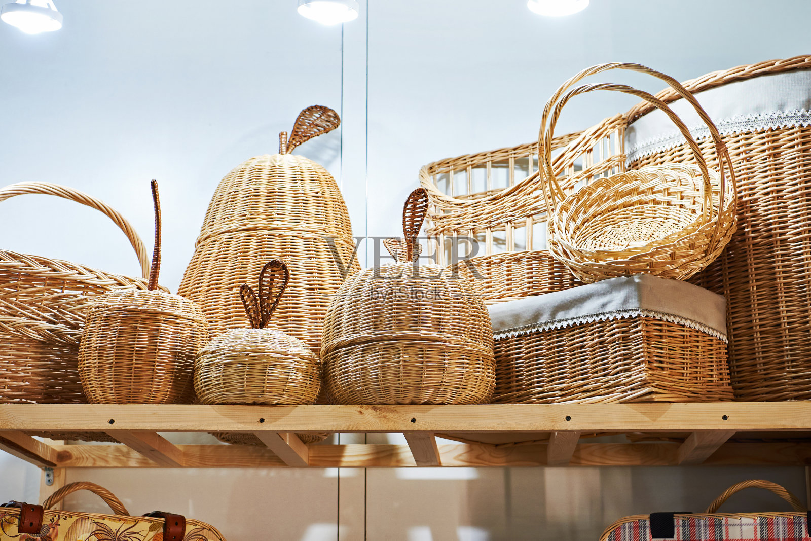 市场上的手工柳条制品照片摄影图片