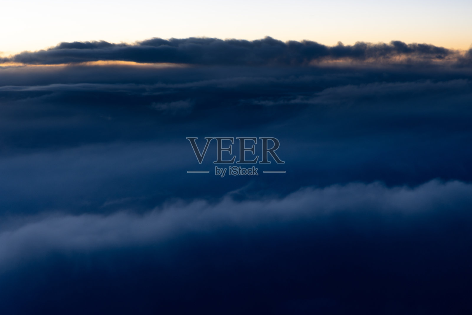 云层之上的黄昏照片摄影图片