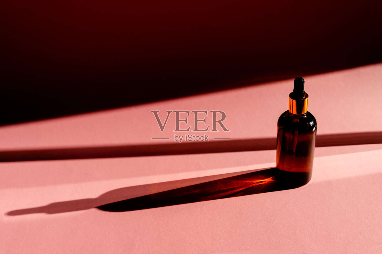 含有液体胶原蛋白和透明质酸的玻璃瓶，水合皮肤。顶层平面查看copyspace。自然背景照片摄影图片