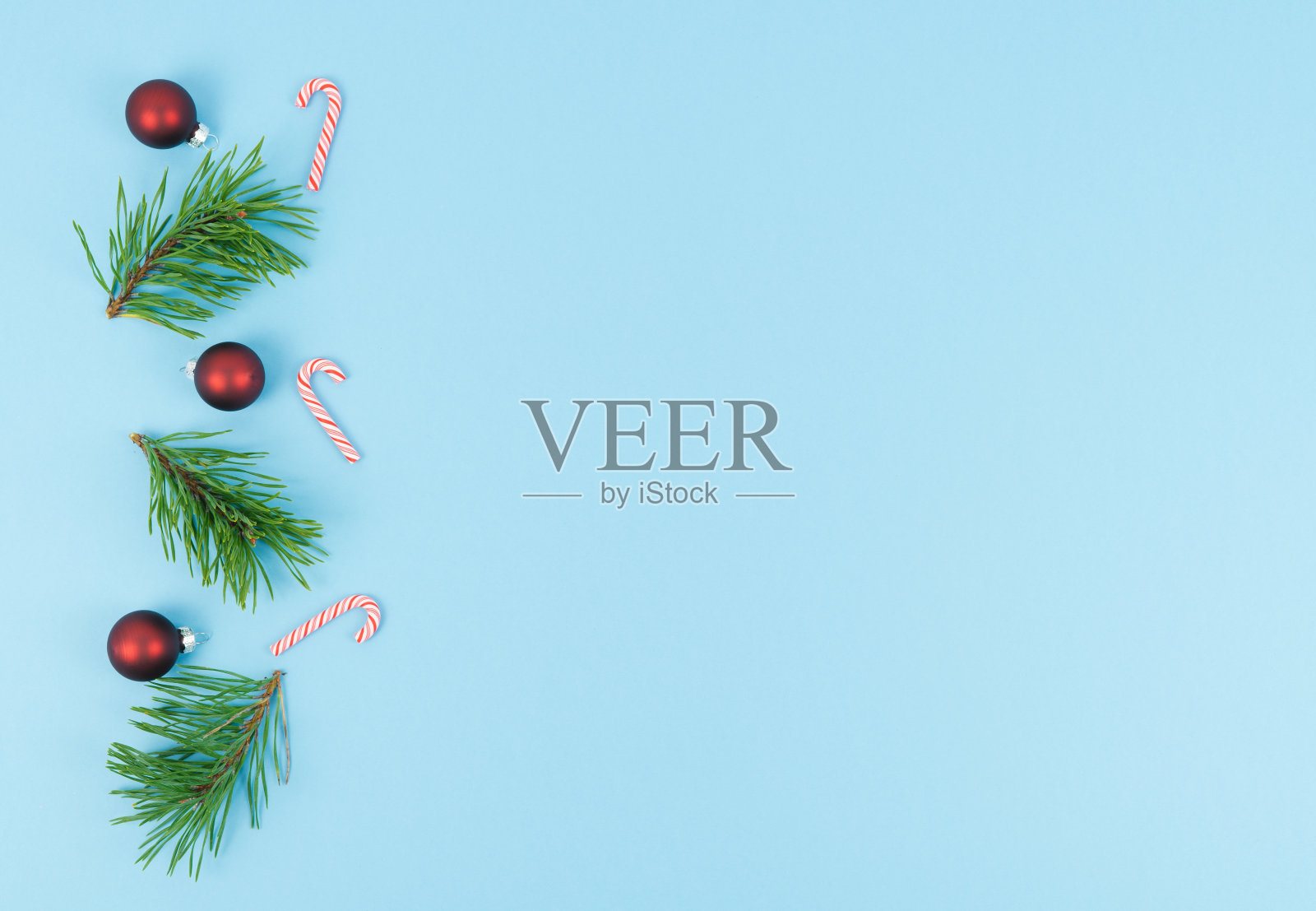 蓝色背景上的各种圣诞装饰。副本的空间。照片摄影图片