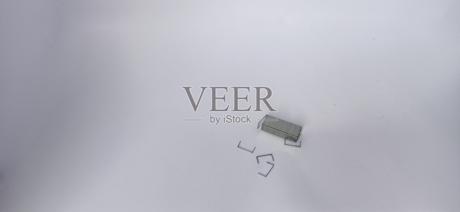 许多订书钉(白色背景)照片摄影图片