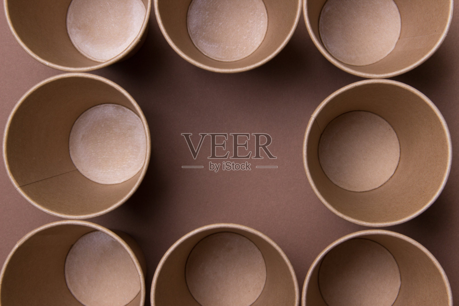 框架由棕色环保纸杯在棕色的背景与复印空间照片摄影图片