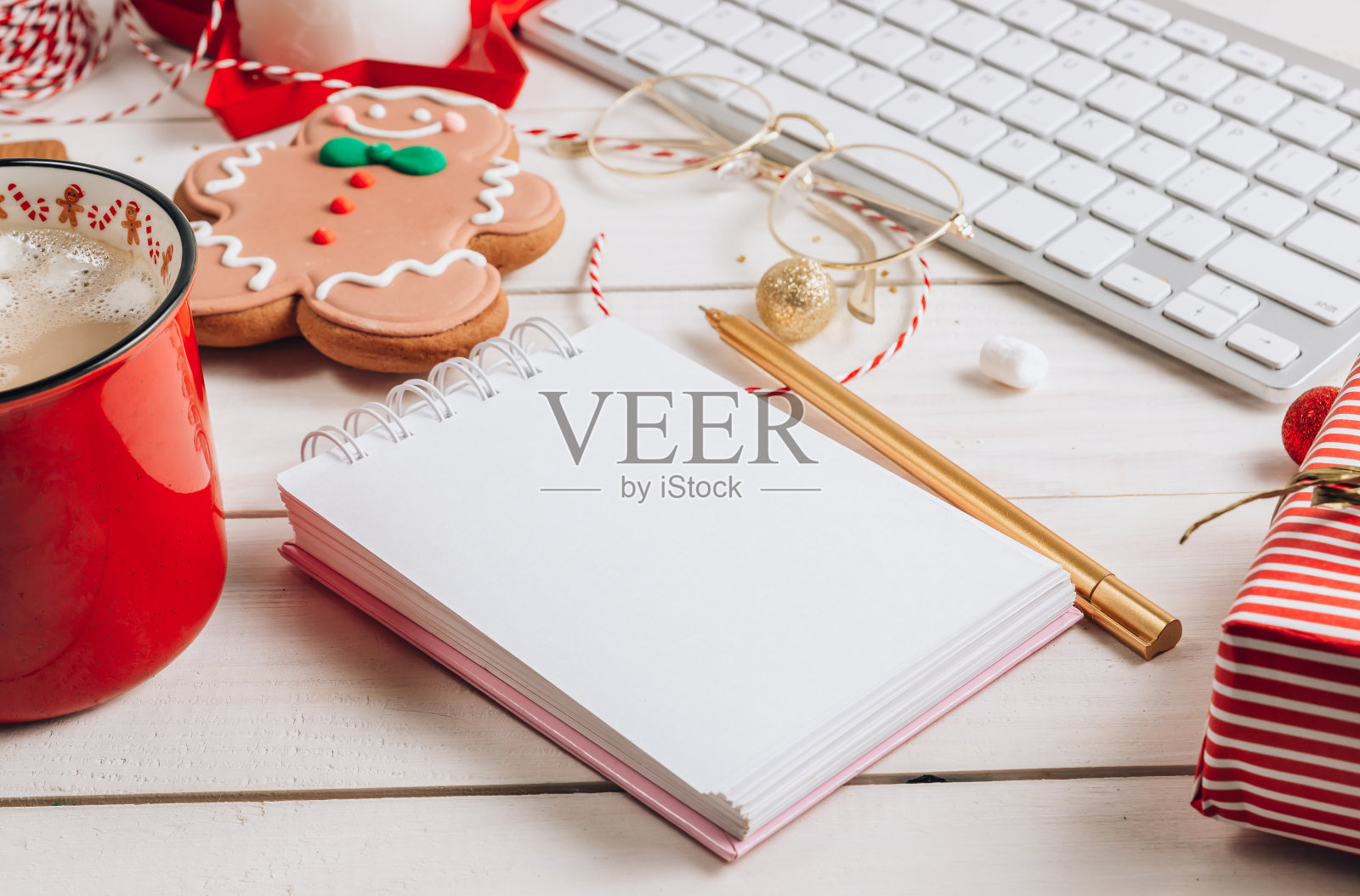 办公室工作与电脑键盘，空笔记本和圣诞节装饰。照片摄影图片