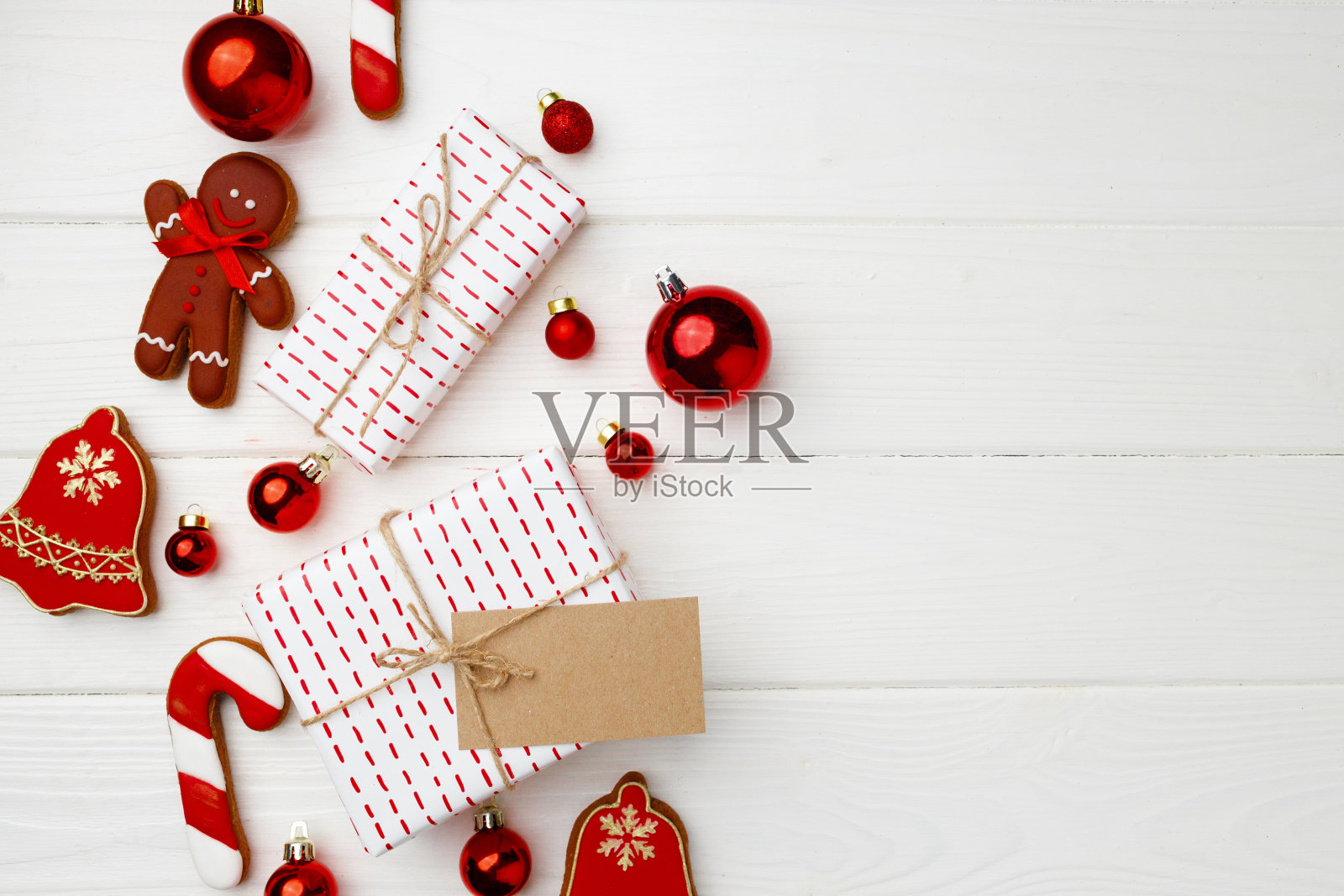 木制背景上的圣诞礼物和节日姜饼饼干照片摄影图片