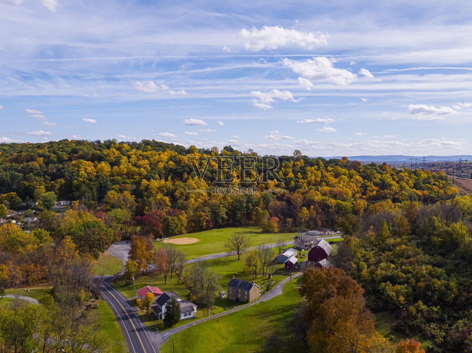 五彩缤纷的秋天在宾夕法尼亚州农村。航拍里海镇附近的农田，山与山之间的森林、拼凑的田野、村庄和农场。照片摄影图片