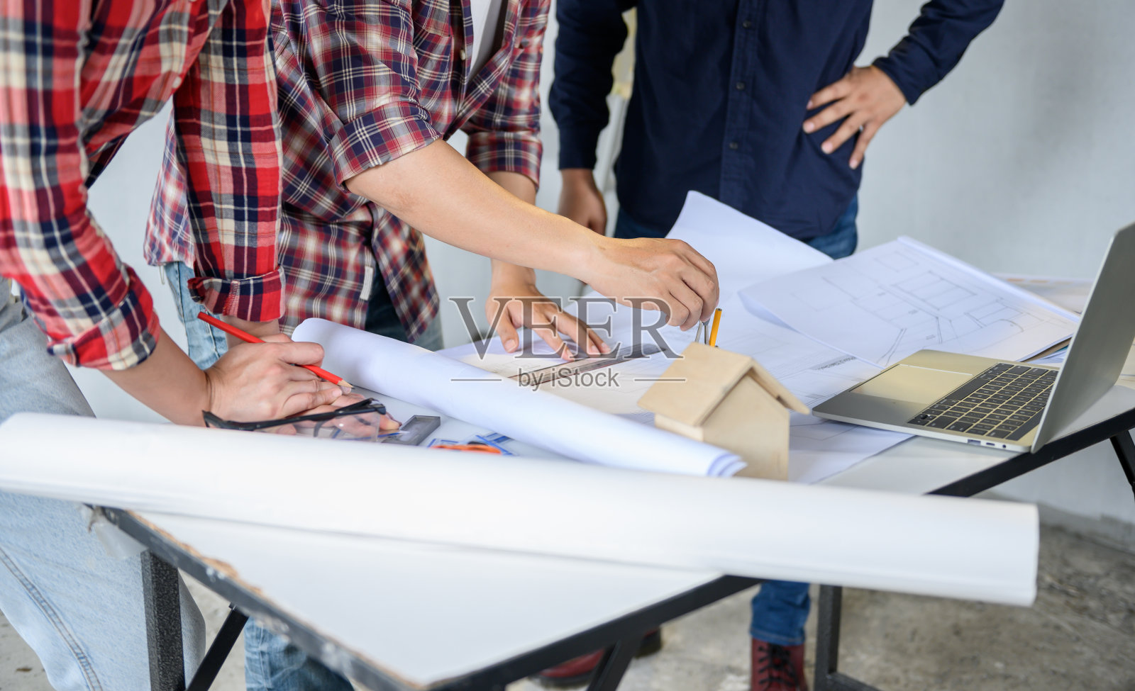 工程师和建筑师在施工现场工作和讨论。业主视察乡村工程及物业大厦。照片摄影图片