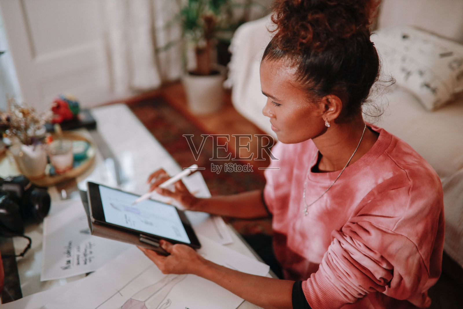 女性设计师在家用平板电脑工作照片摄影图片