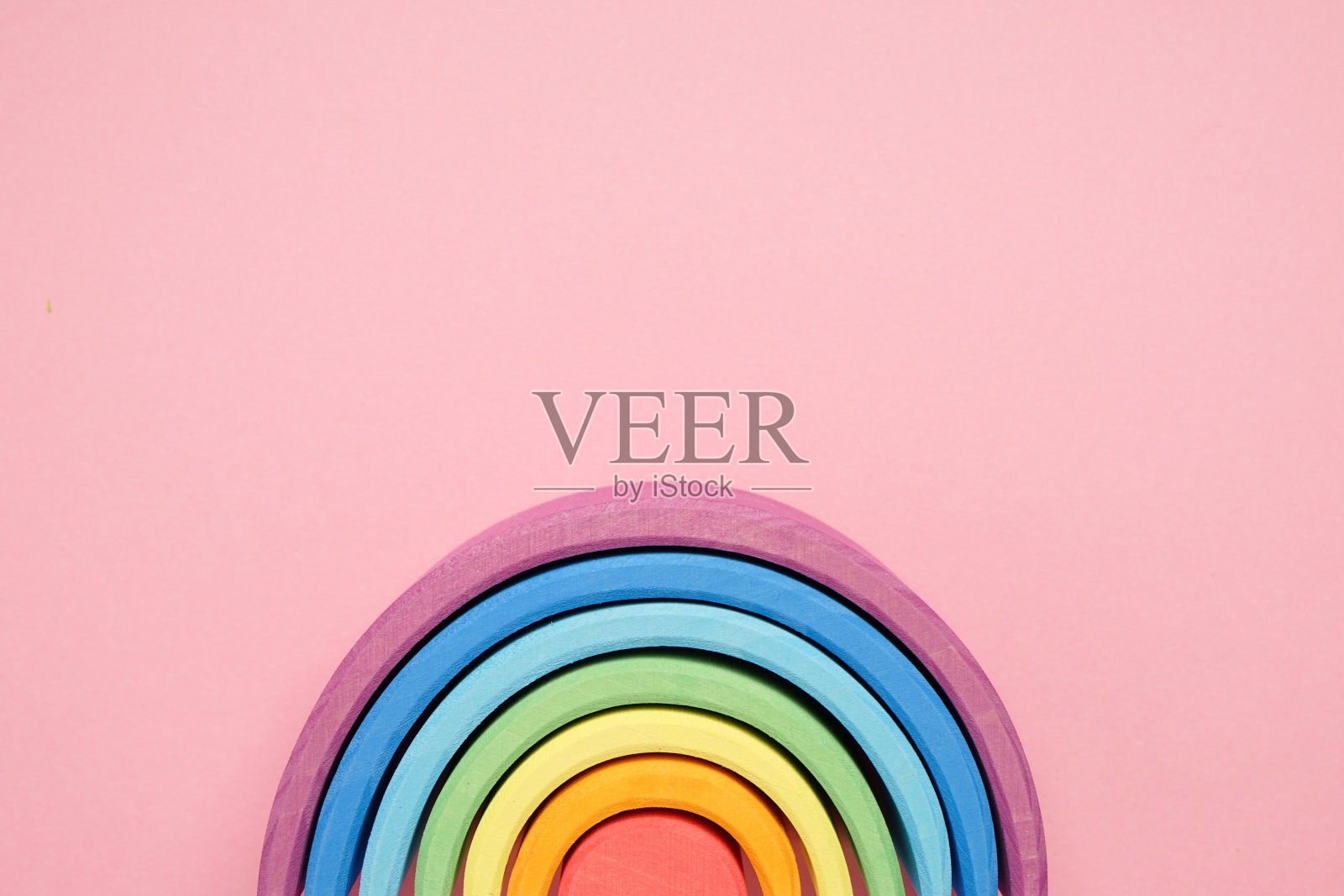 彩色的华尔道夫木彩虹在粉红色的背景蒙特梭利教学教学法照片摄影图片