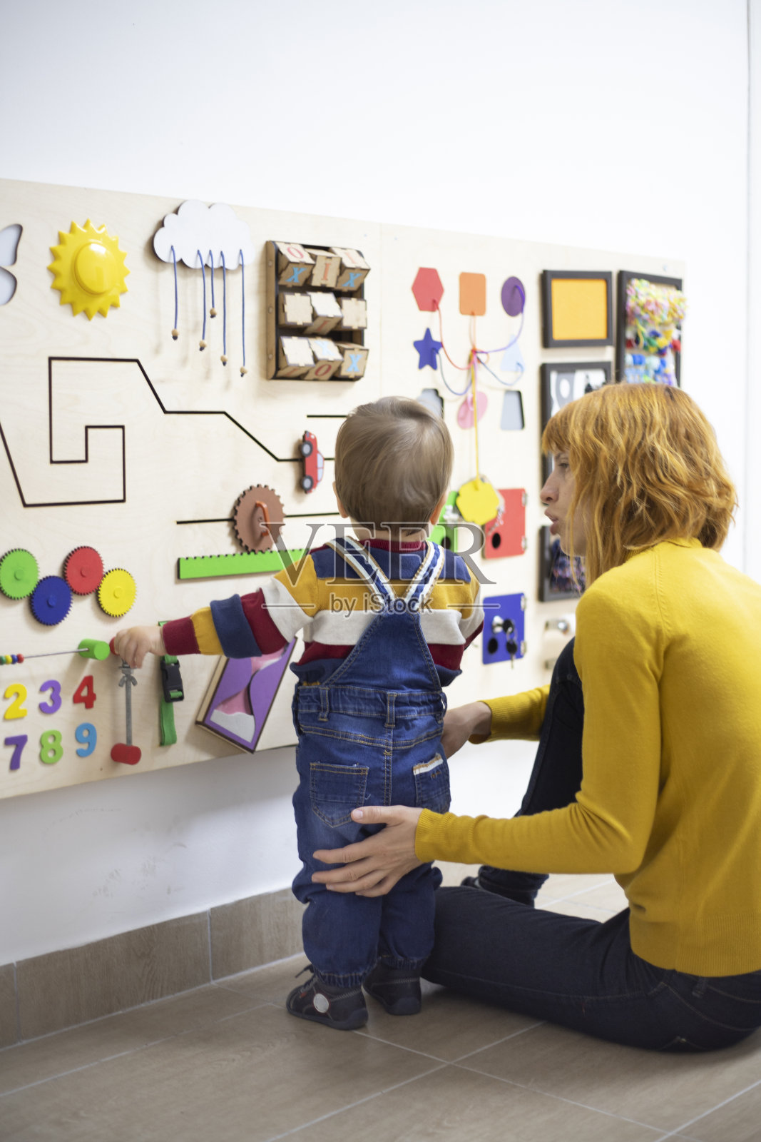 母子一起玩耍照片摄影图片