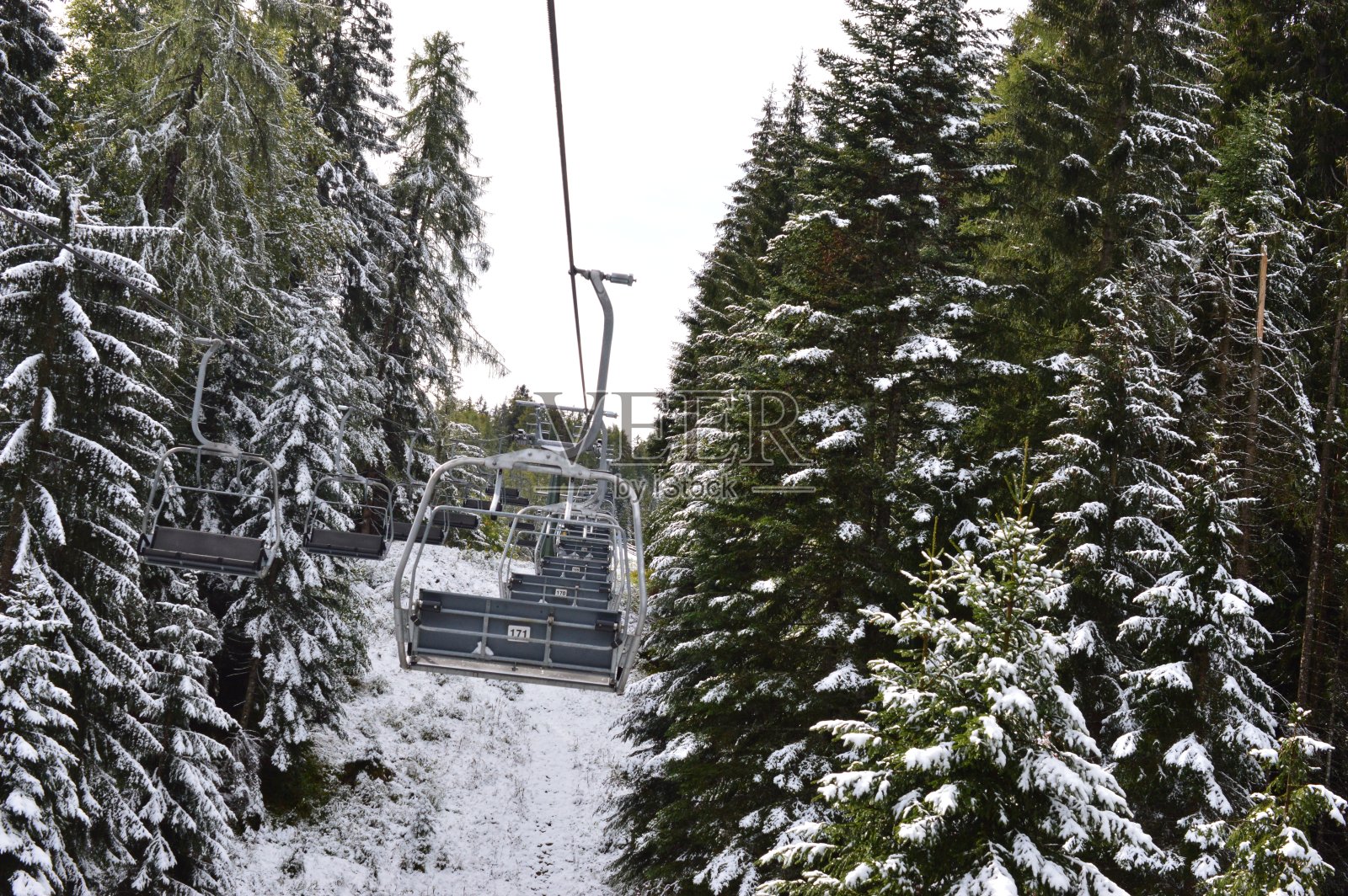 升降机和第一场雪照片摄影图片