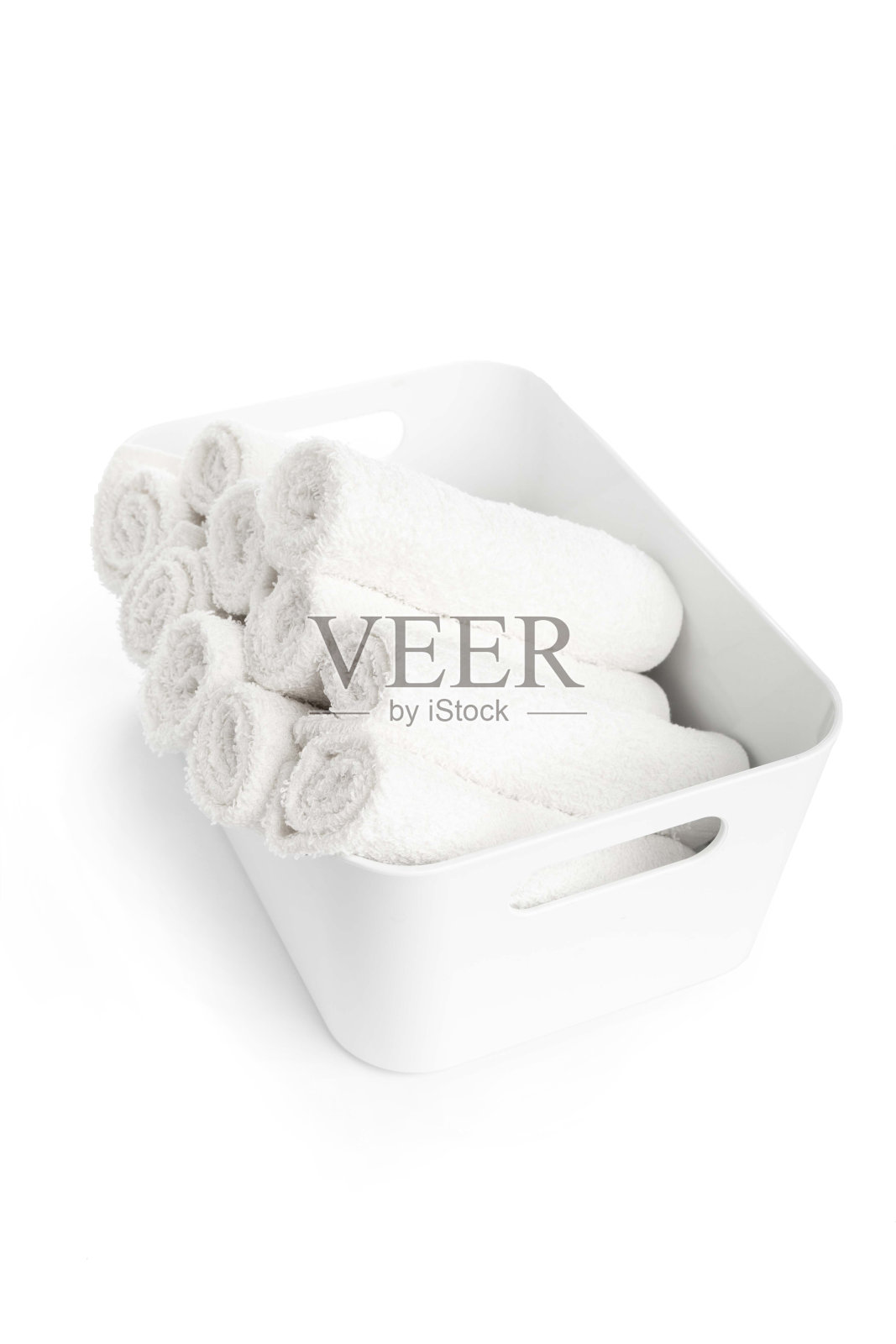 几条白色沙滩棉毛巾堆放在白色的盒子或篮子里，以白色为背景照片摄影图片