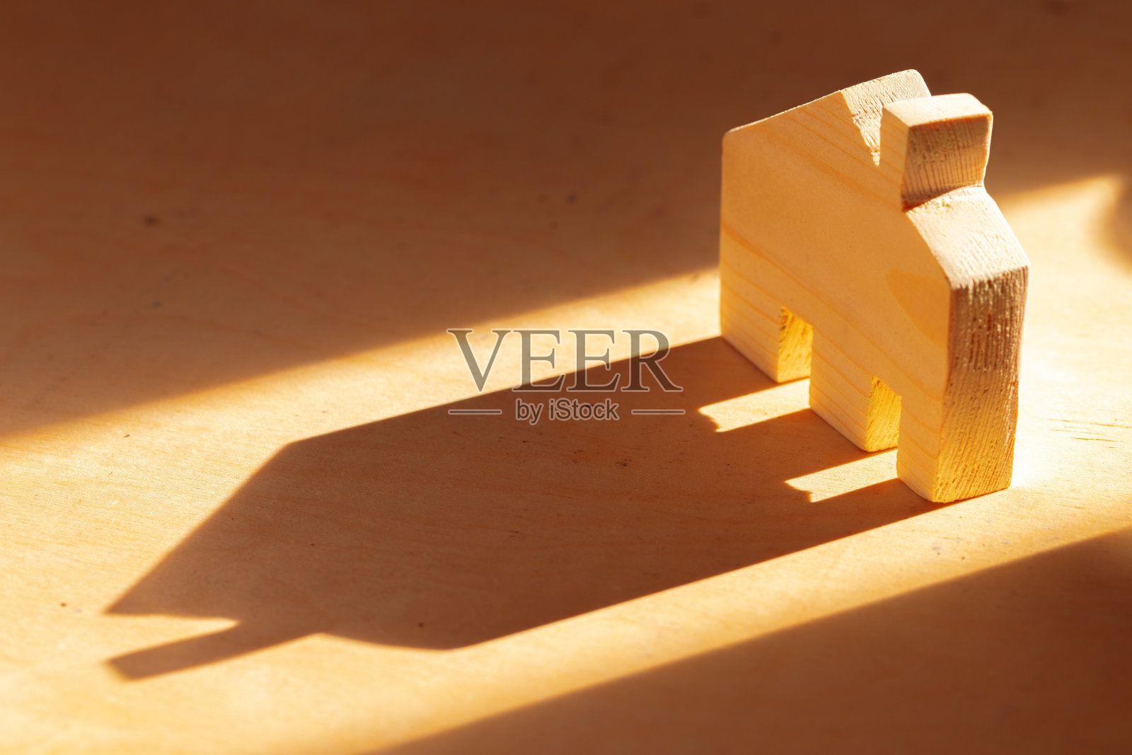 用木头雕刻的小玩具房子模型照片摄影图片