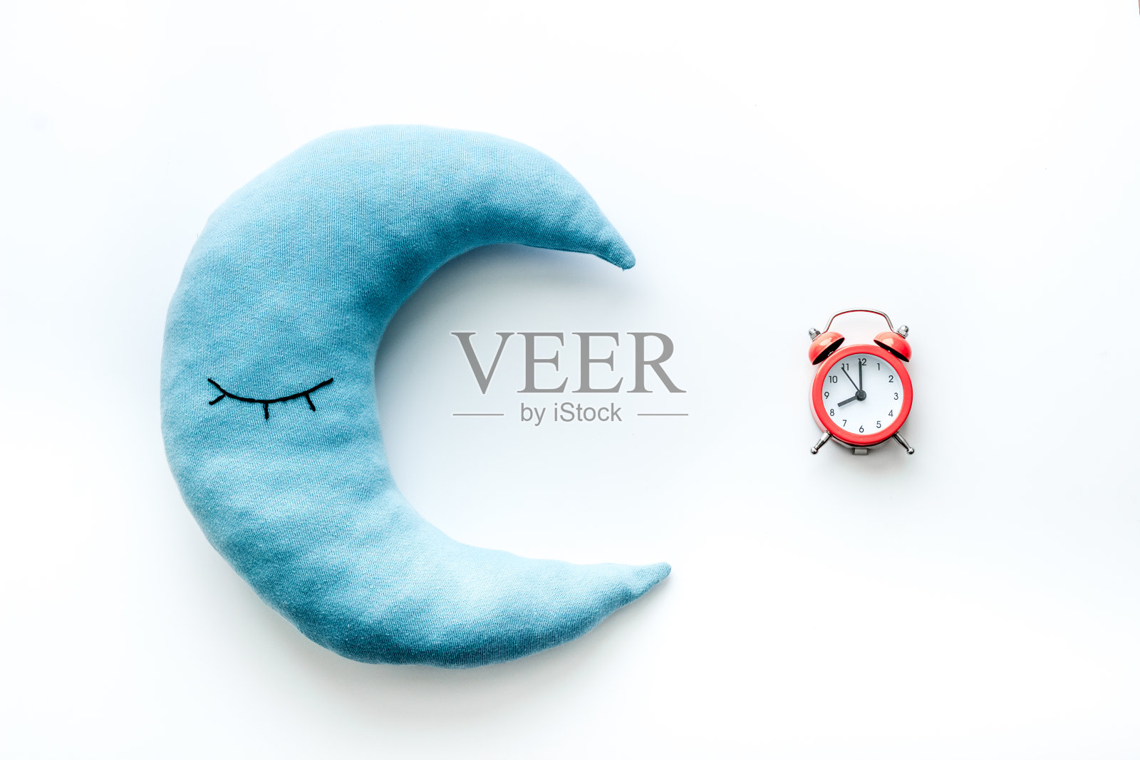 闹钟和枕头俯视图照片摄影图片