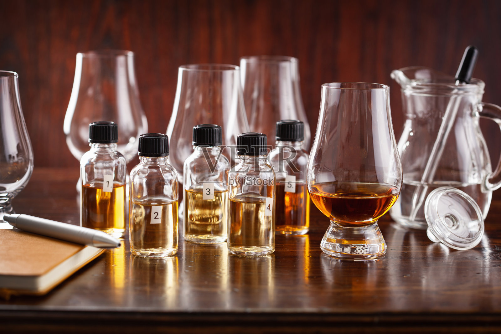 品酒瓶和酒杯的威士忌、烈酒、白兰地、干邑。在家品尝照片摄影图片