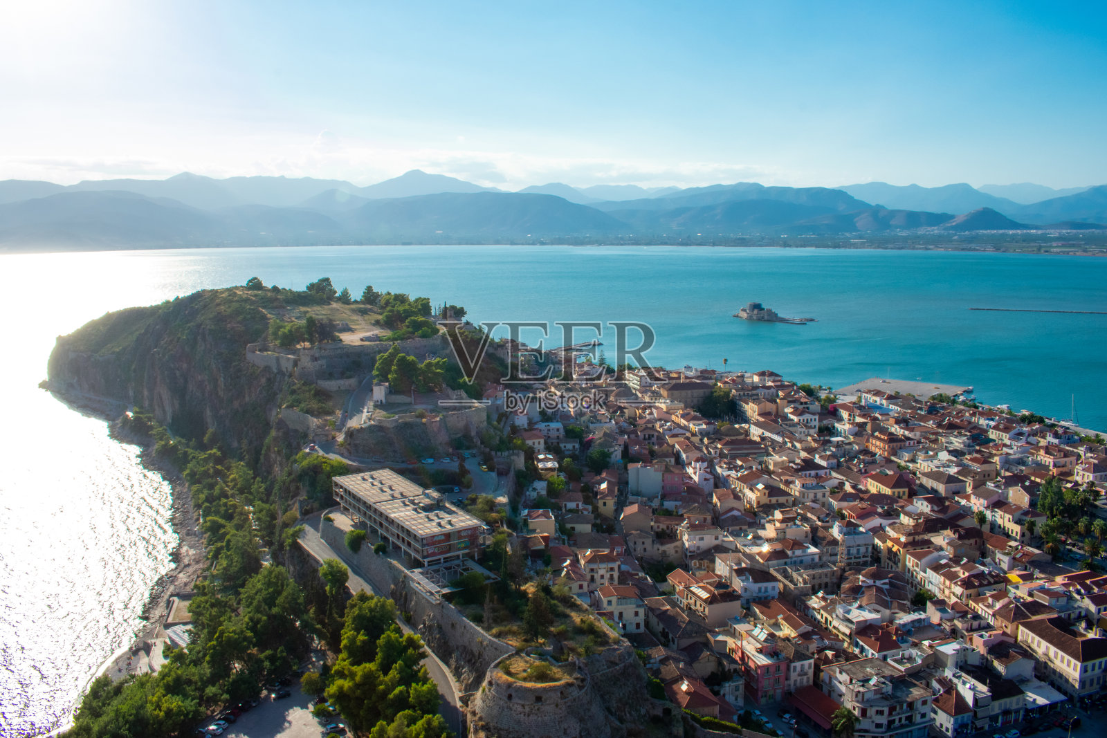 空中全景Napflio，希腊从帕拉米迪要塞。伯罗奔尼撒半岛上的海港城镇照片摄影图片