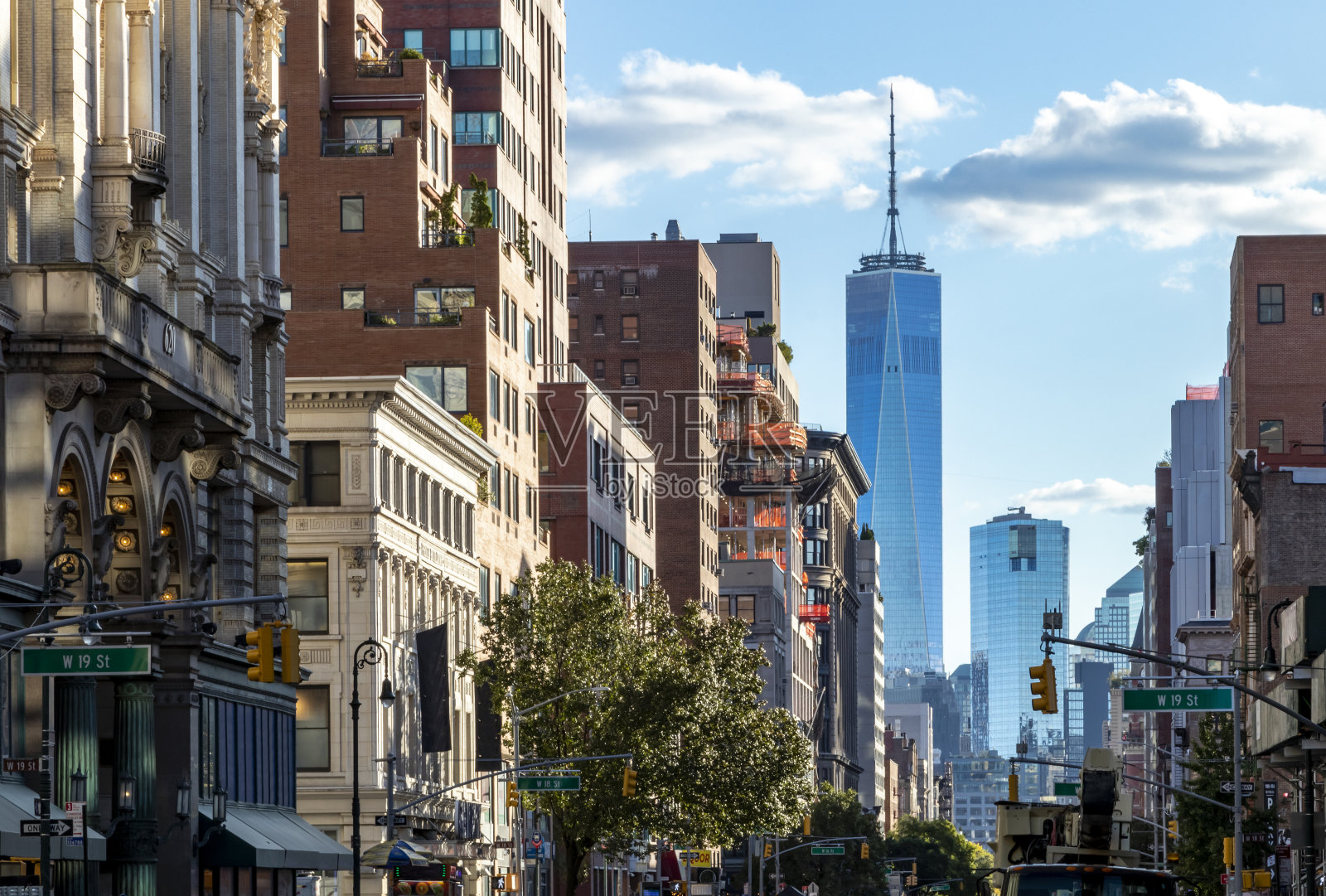沿着第六大道朝向纽约市市中心的历史建筑照片摄影图片
