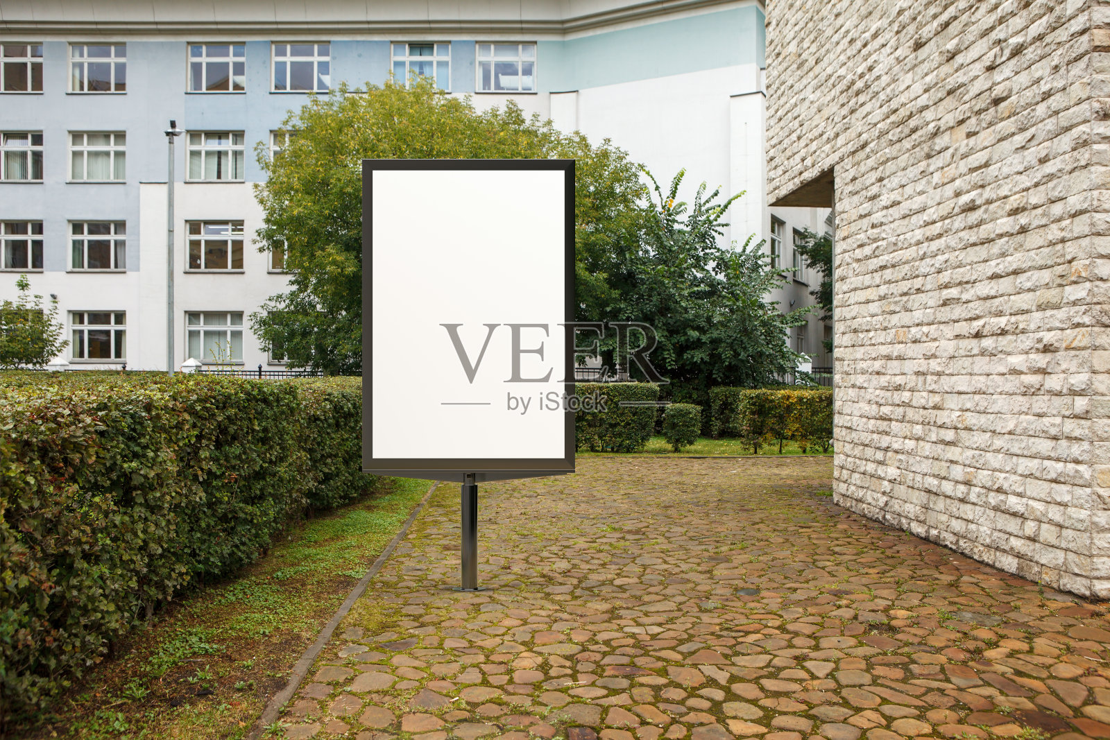 街上竖起了一个广告牌。照片摄影图片