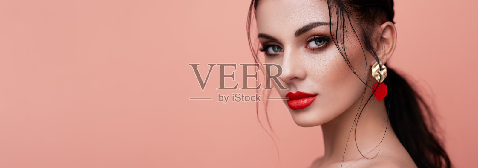 肖像美丽的女人与珠宝照片摄影图片