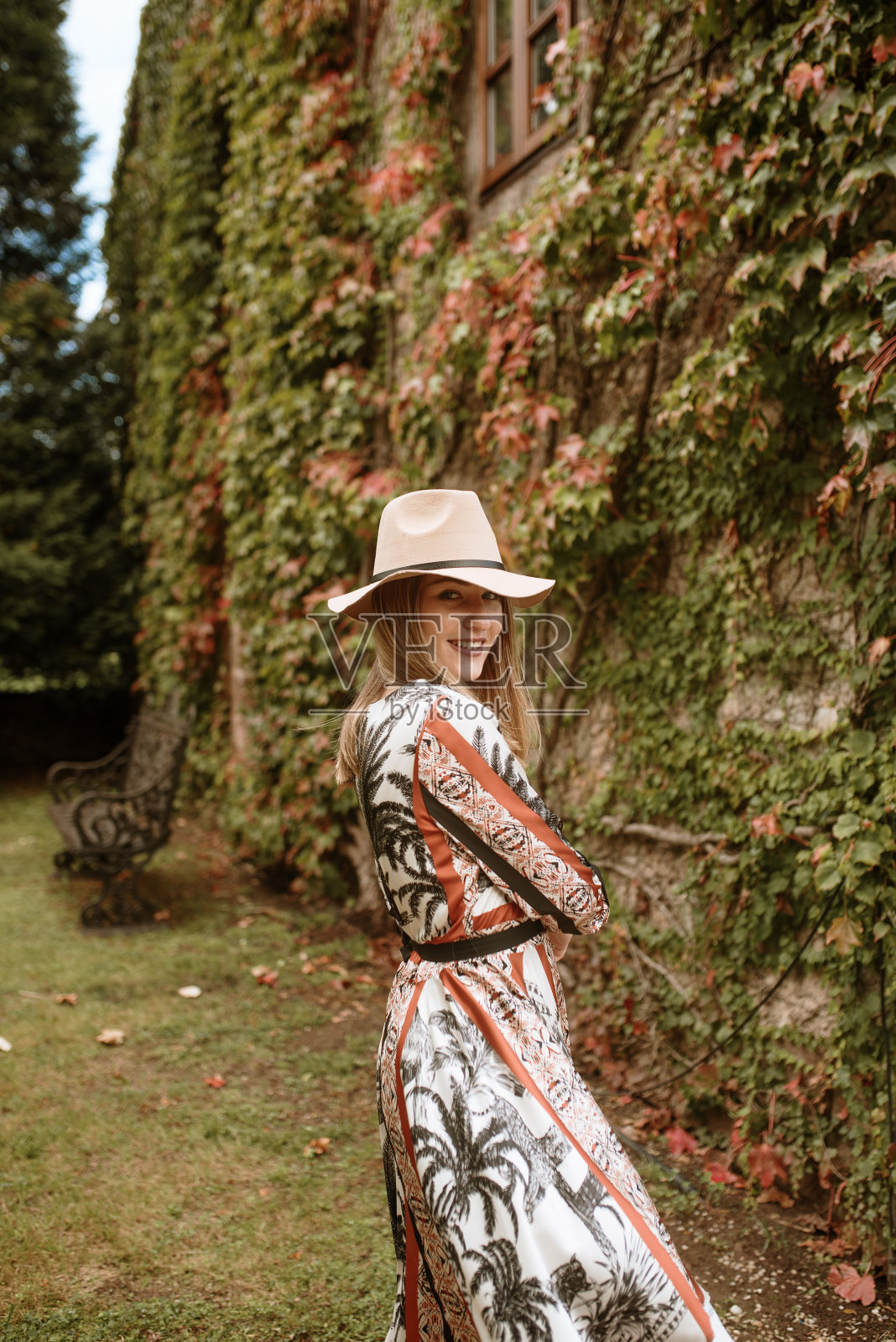 一个穿着裙子的年轻女人的肖像照片摄影图片