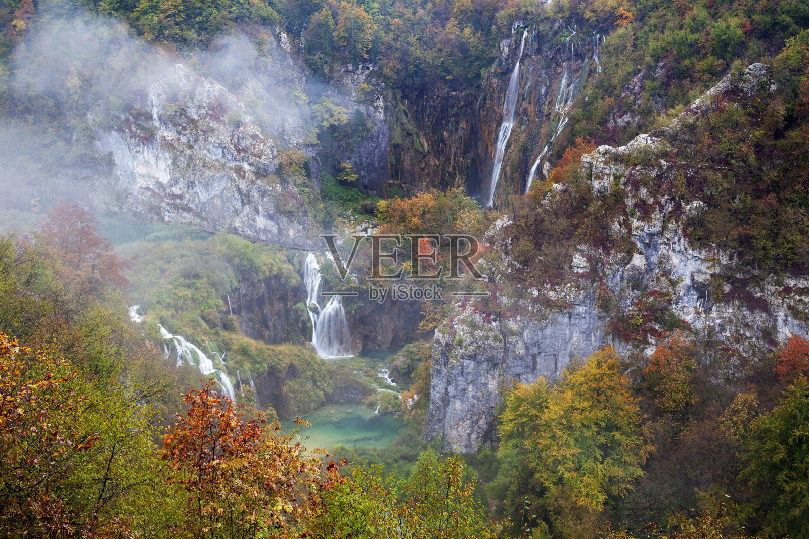 克罗地亚Plitvice湖上的秋天照片摄影图片