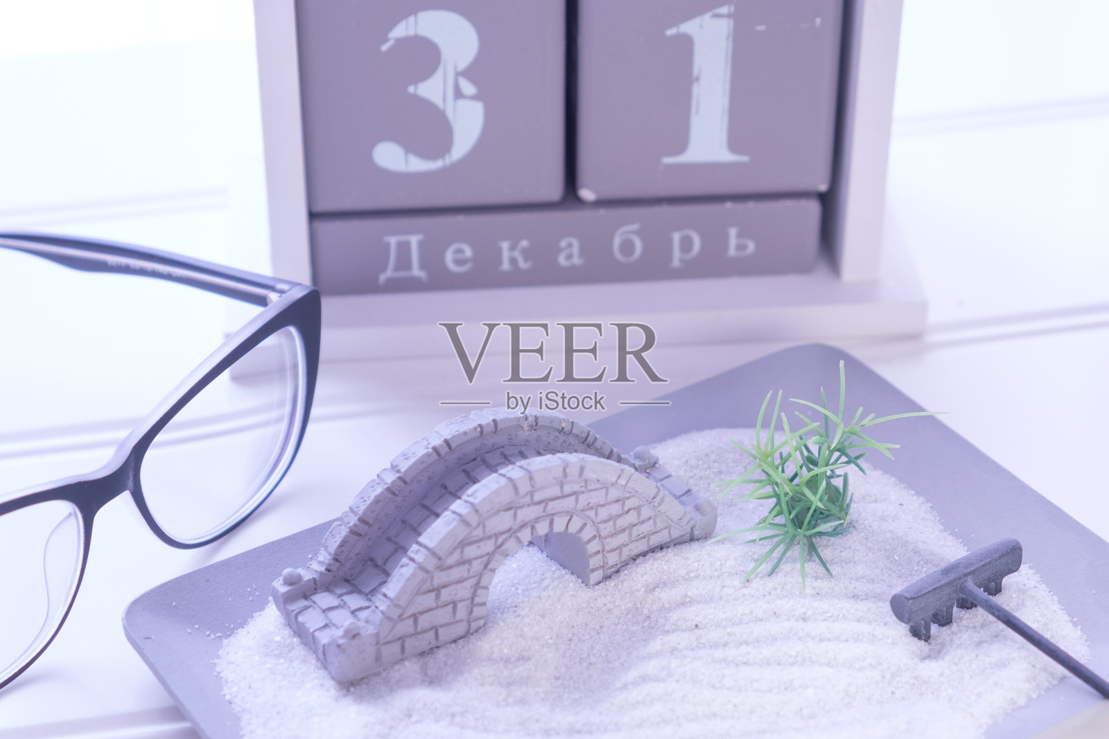 财务经理办公业务配件眼镜计算器杯照片摄影图片