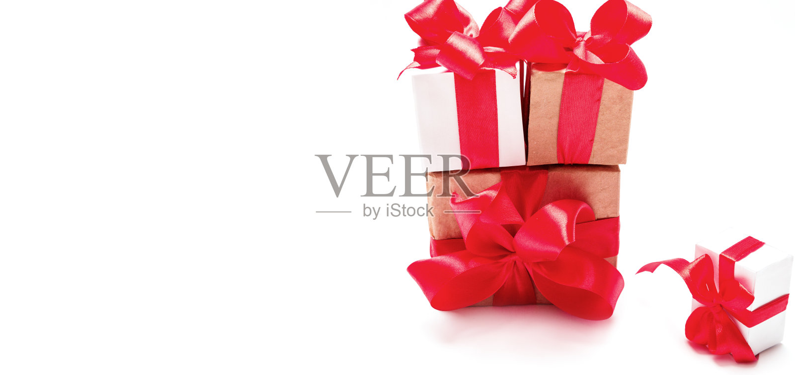 情人节作文:白底红蝴蝶结的礼盒。与复制空间。爱的概念。照片摄影图片