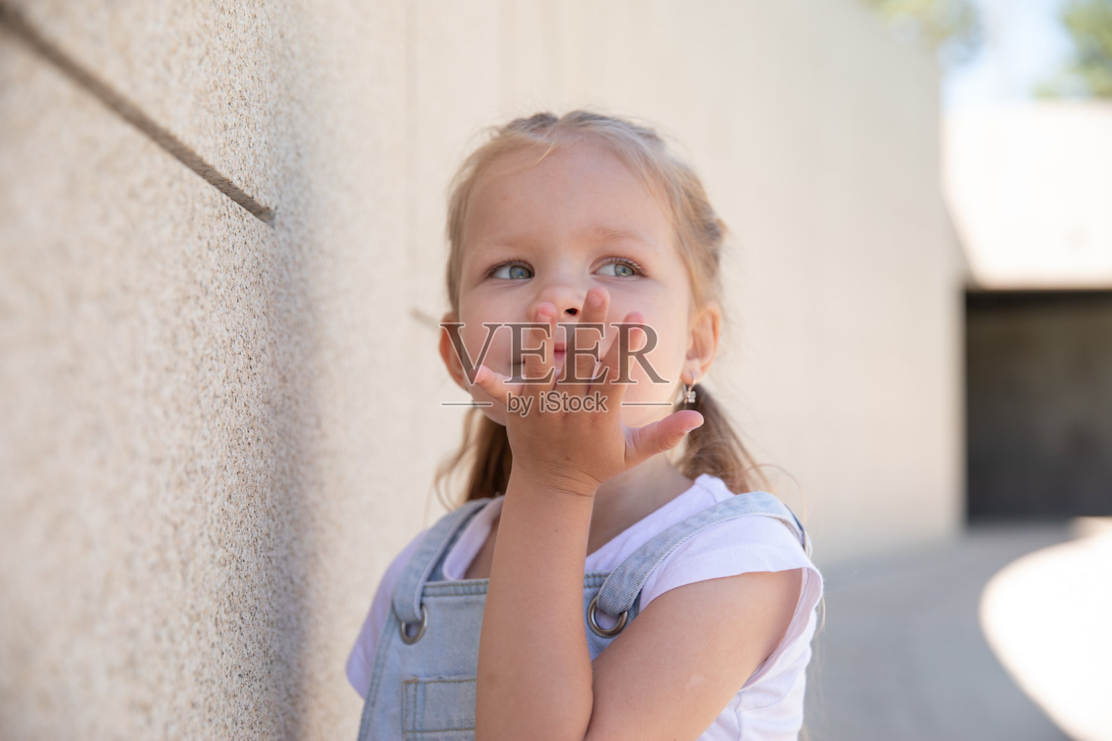 一个小女孩微笑着，露出了她的牙齿。大的肖像。照片摄影图片