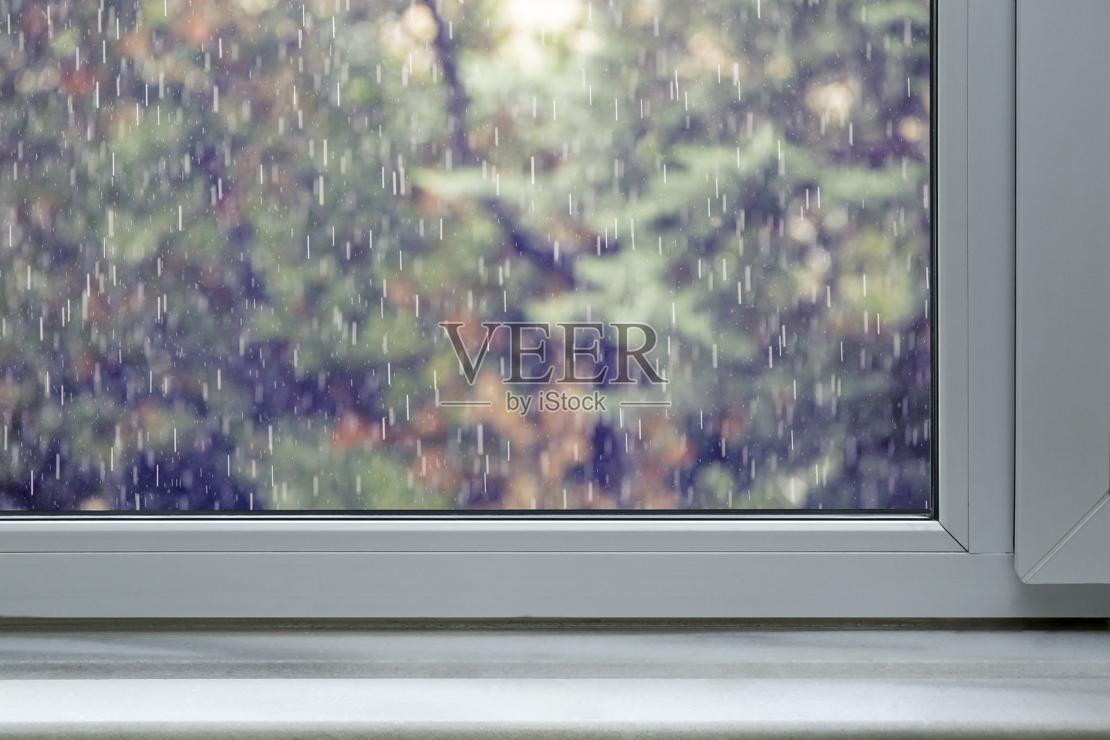 窗台和落下的雨滴照片摄影图片