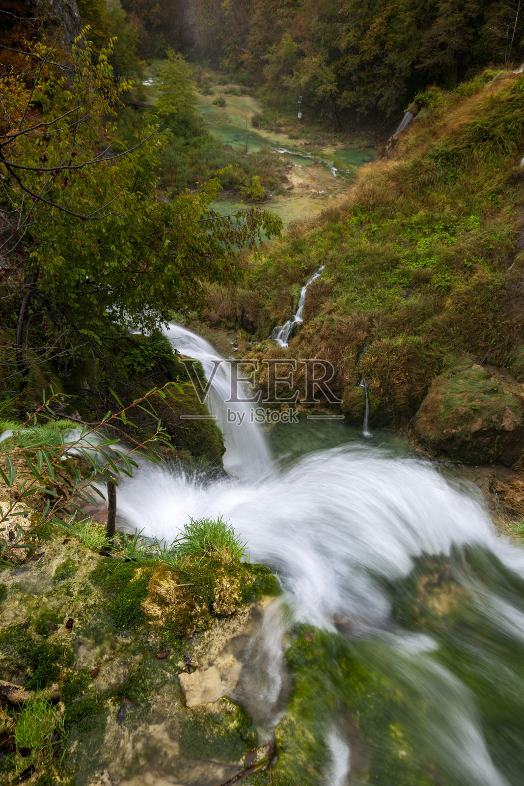 克罗地亚Plitvice湖上的秋天照片摄影图片