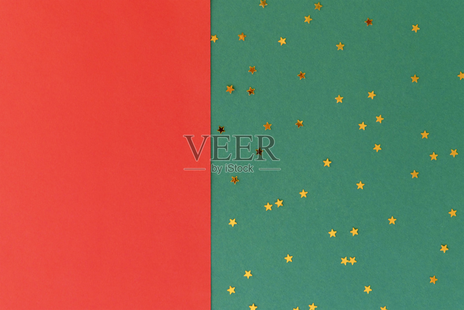 红色和绿色与五彩纸屑节日背景。圣诞节的概念。平躺照片摄影图片