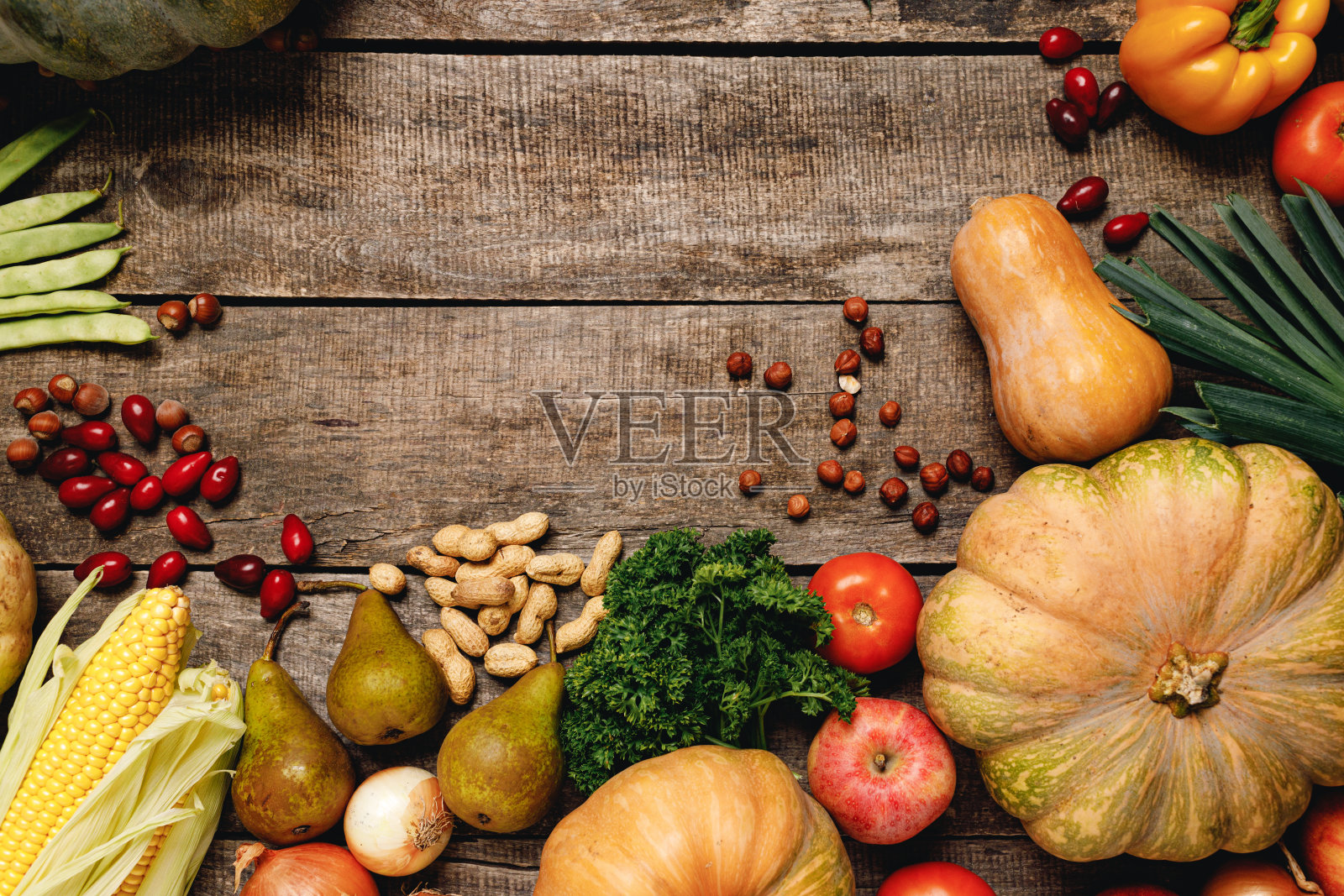 一堆五颜六色的水果和蔬菜在木制的背景上照片摄影图片