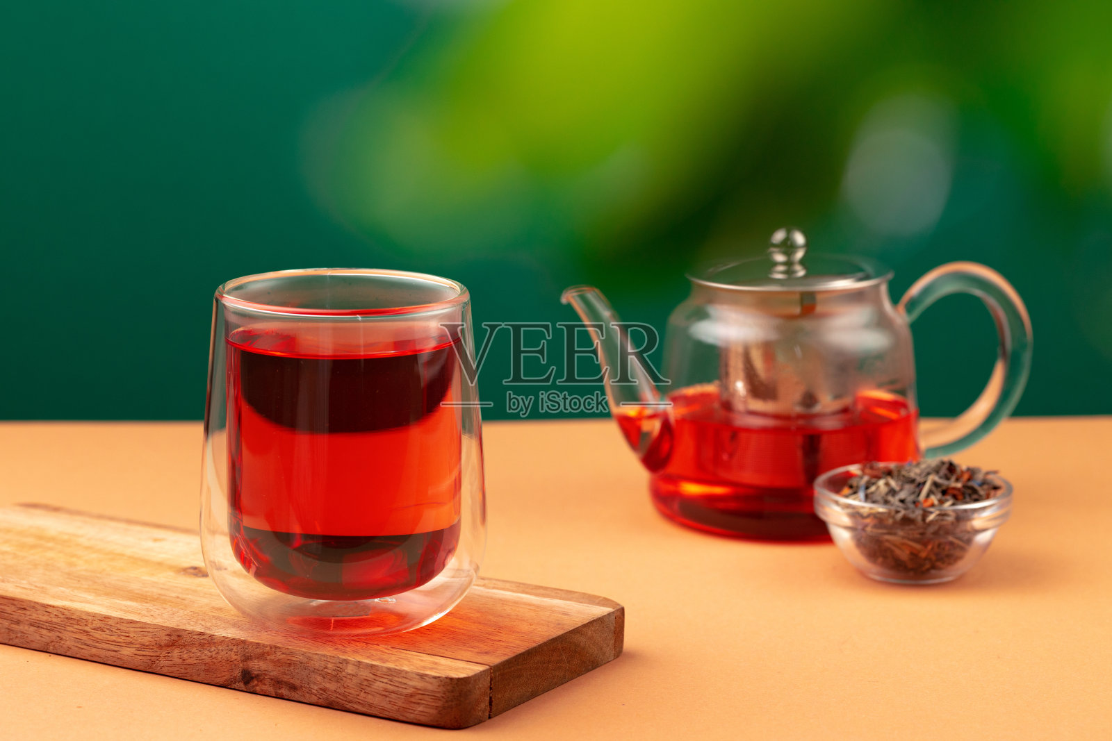 玻璃茶壶和红茶杯照片摄影图片