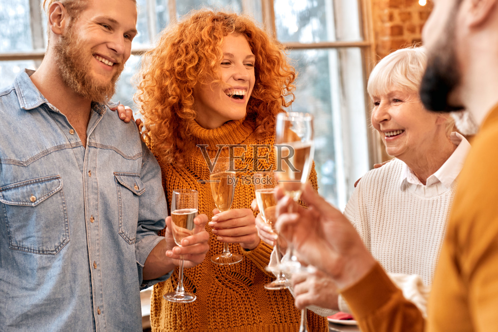 一对夫妇拿着香槟站在家庭圈里照片摄影图片