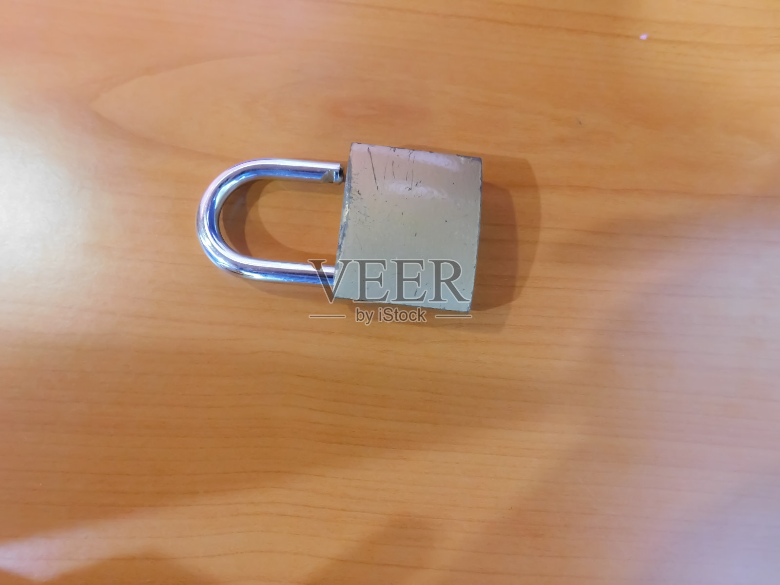 一个金属锁隔离在木制表面的特写视图照片摄影图片