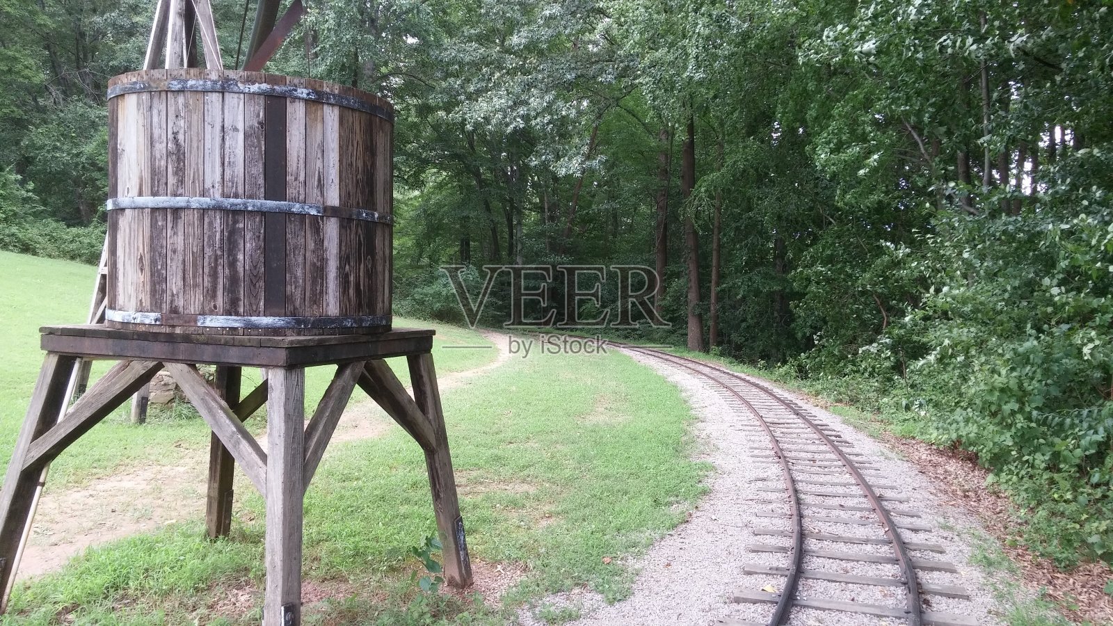 沿着轨道的水塔照片摄影图片