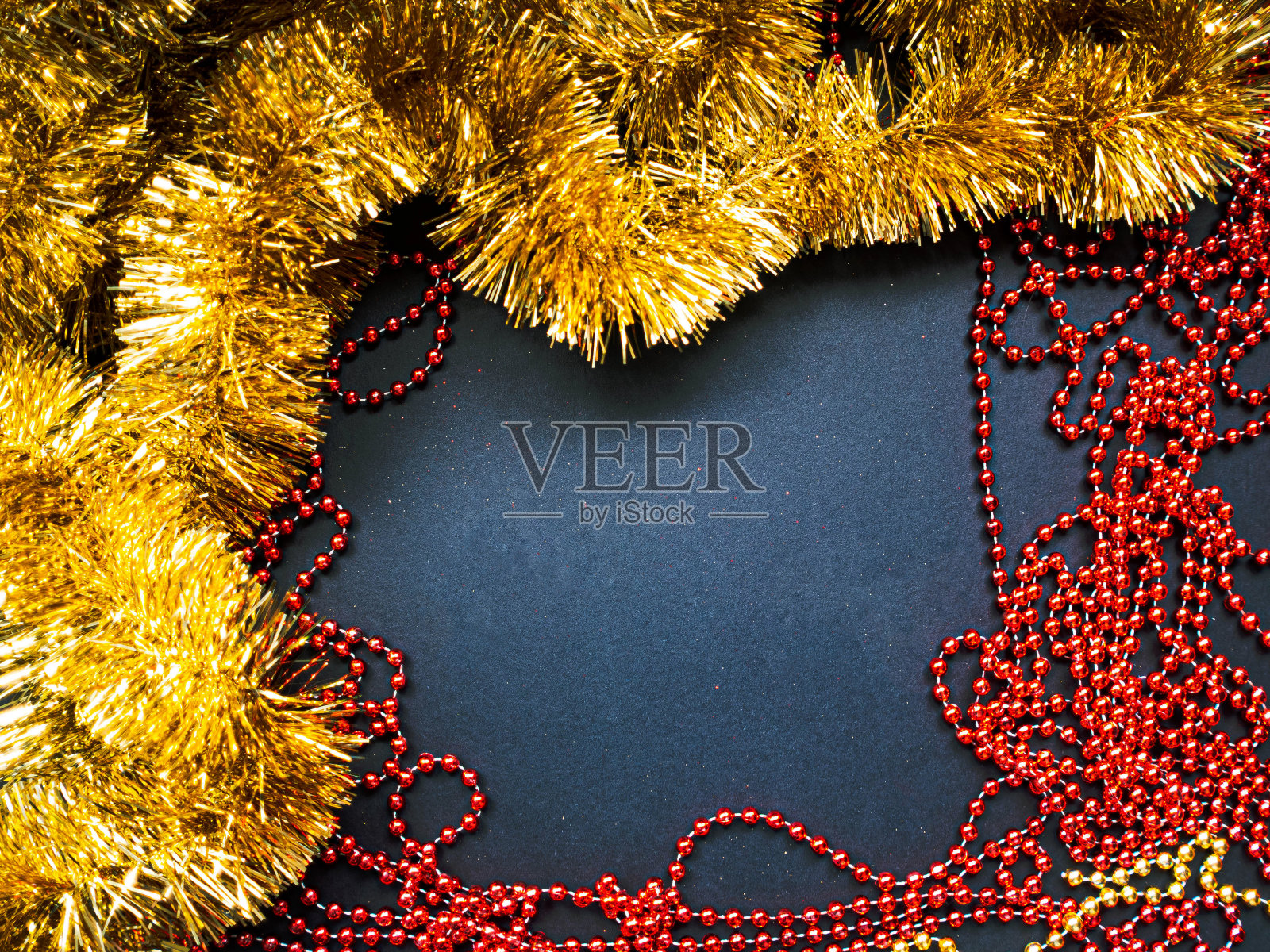 黑色背景上的圣诞金箔和红色花环。新年快乐，横幅，圣诞快乐。圣诞海报，贺卡，标题，网站，销售横幅。冬天的时间。前视图。照片摄影图片