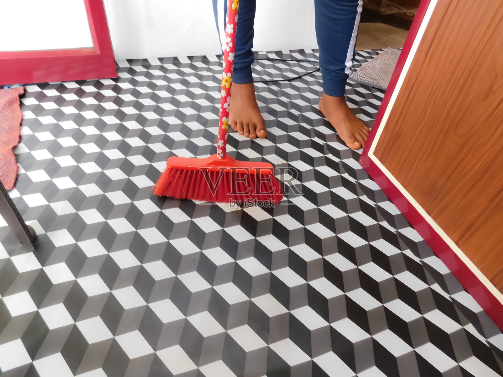 一个清洁刷和一个人的腿在房间地毯上的特写照片摄影图片