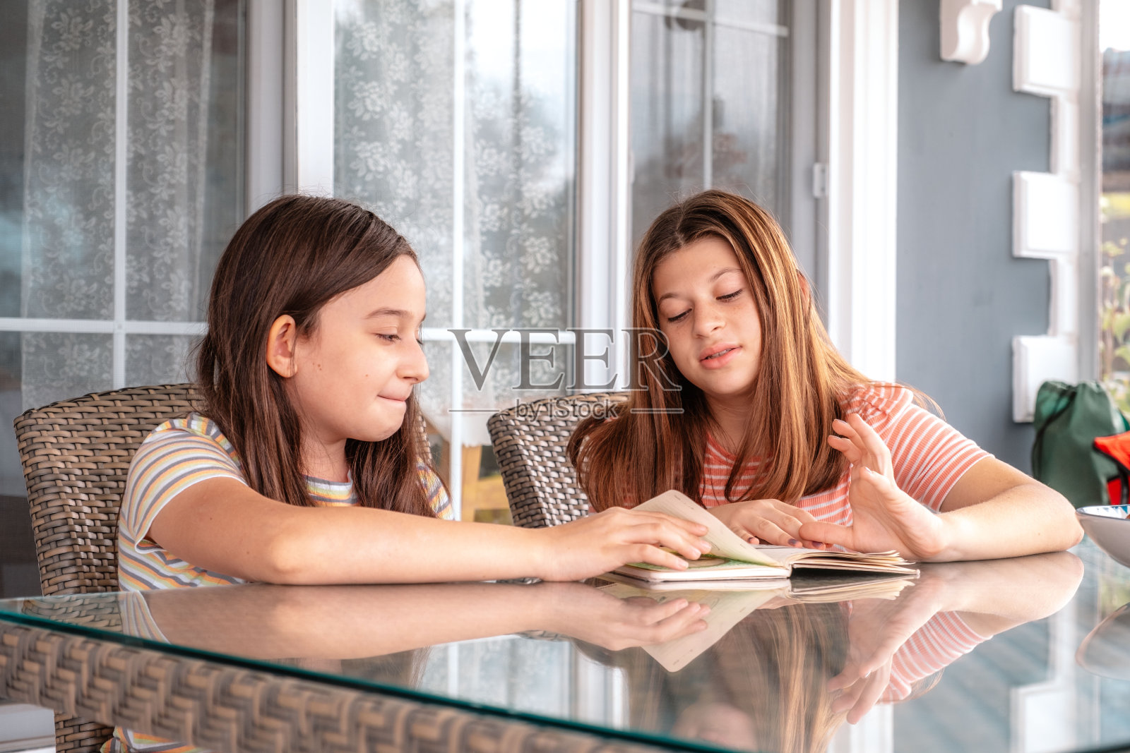 两个朋友在看书照片摄影图片