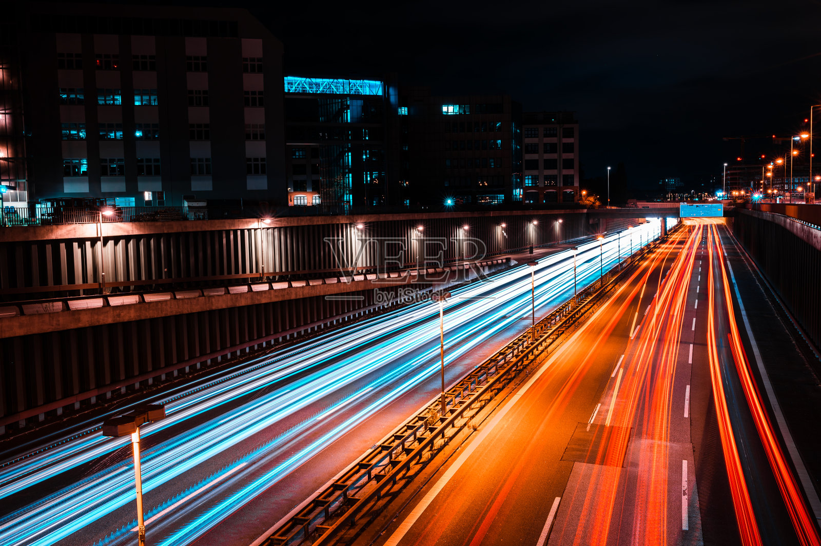 夜间长时间曝光柏林市区坦珀尔霍夫高速公路。宽阔的高速公路，车灯的尾灯。黄昏后的都市生活。照片摄影图片