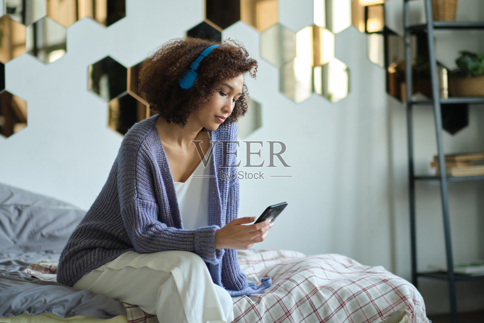 可爱的美国女人在唱歌和玩的同时使用无线耳机听音乐照片摄影图片