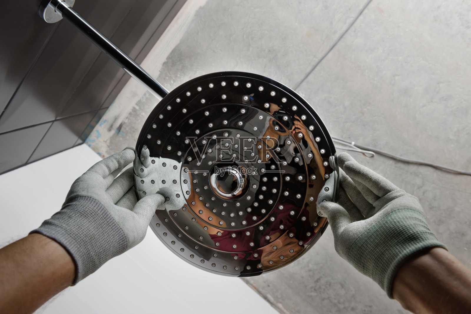 安装内置淋浴龙头。照片摄影图片