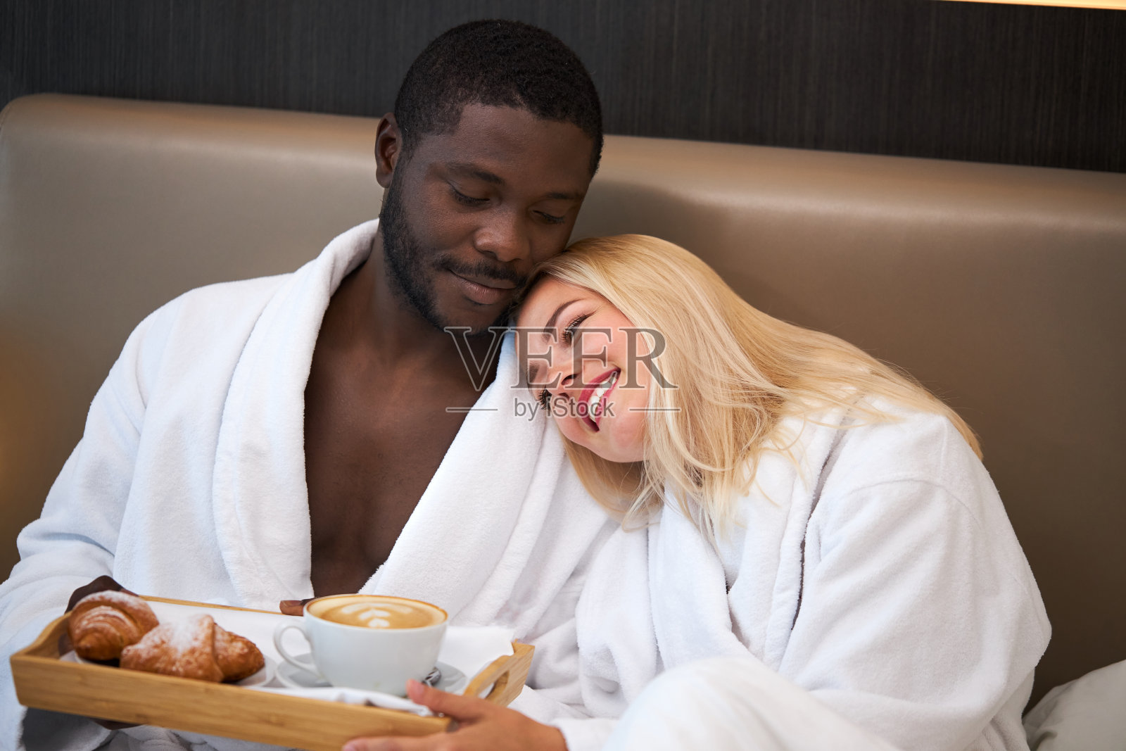 可爱的夫妇在床上吃早餐照片摄影图片