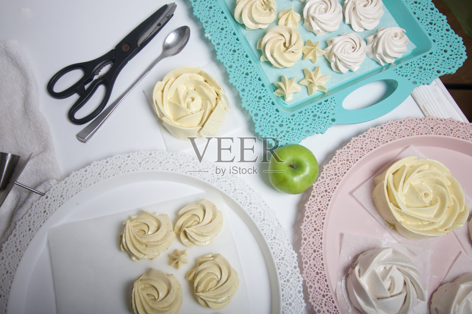 刚煮好的和风放在托盘上。家里做的棉花糖。在流行病期间烹饪甜食。照片摄影图片