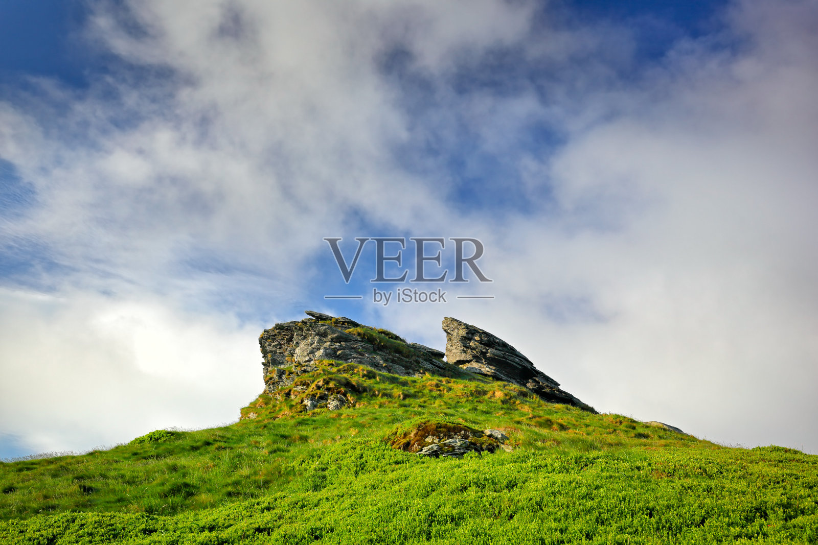 欧洲捷克共和国耶塞尼基山的Petrovy kameny。绿色岩石山与石头。蓝天白云。夏天的一天在山上。照片摄影图片