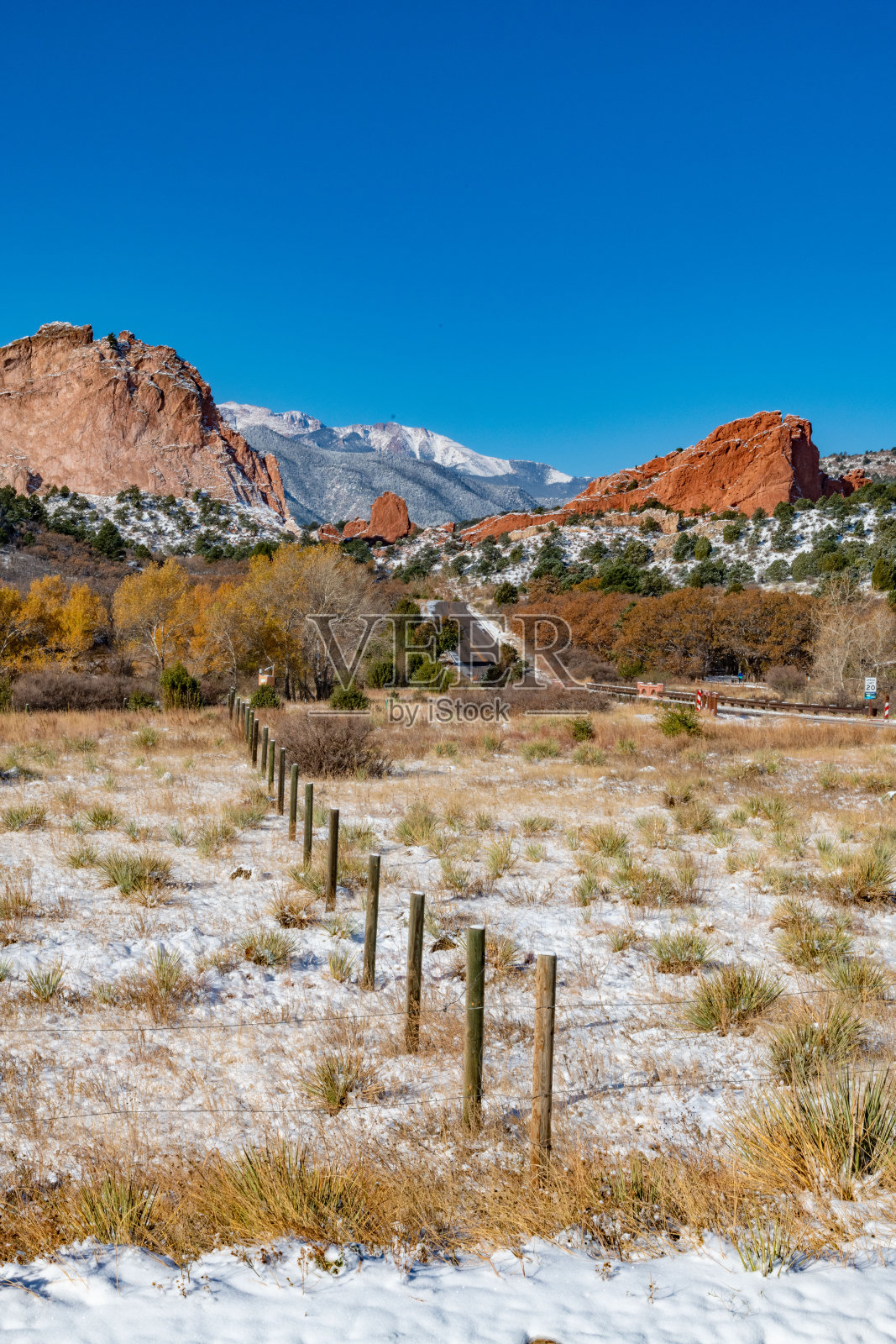 天神花园高大的岩石在冬季降雪后形成照片摄影图片