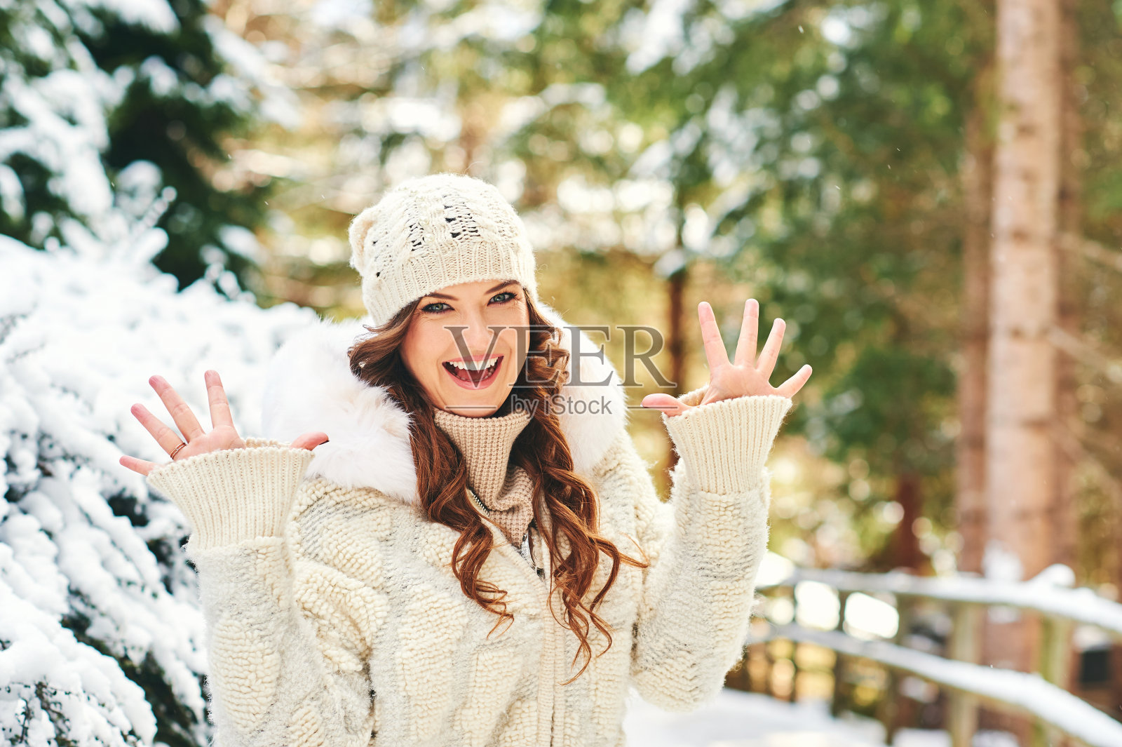 季节性的冬季肖像中年妇女享受在森林里晴朗的一天，穿着白色舒适的针织帽子和夹克照片摄影图片