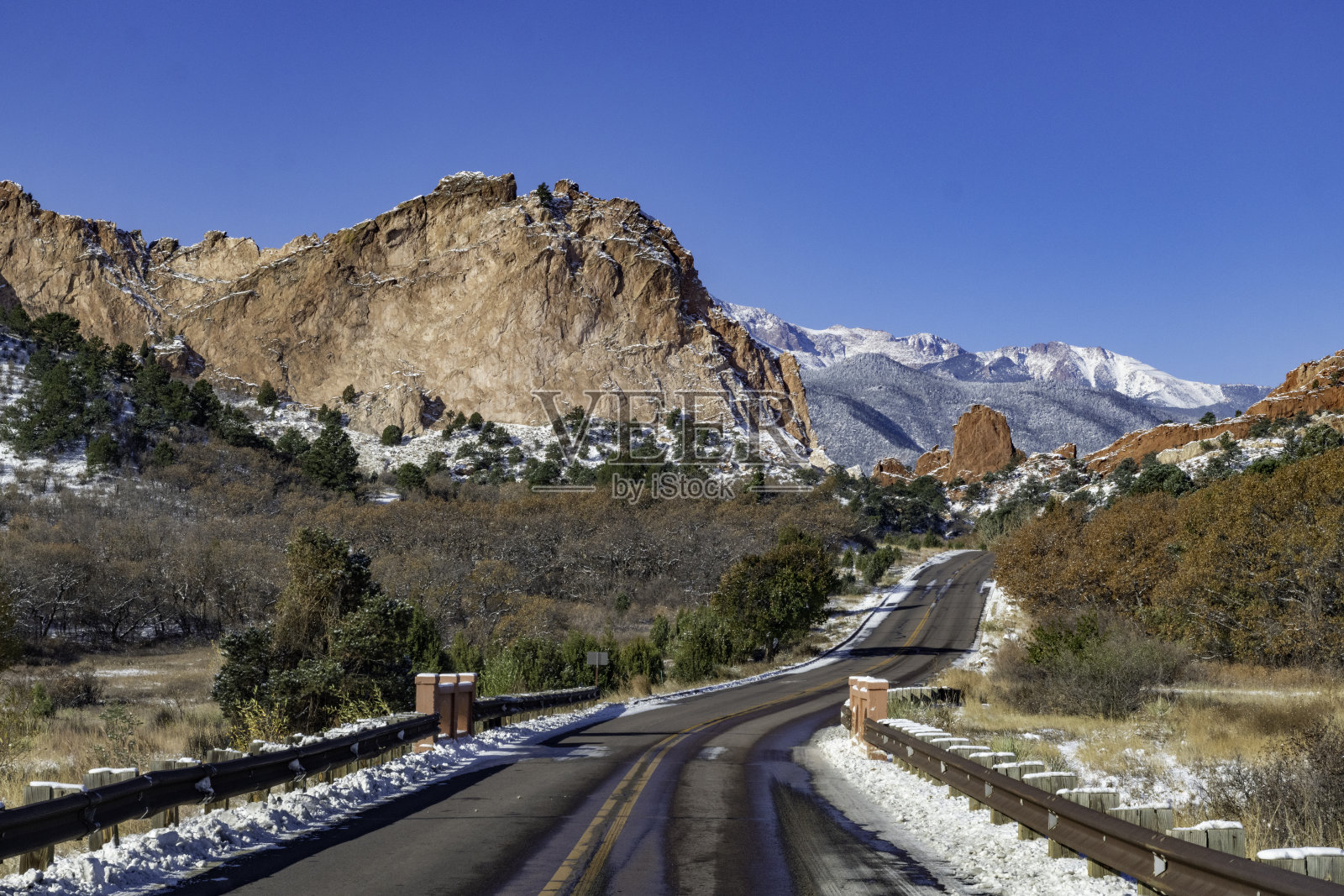天神花园高大的岩石在冬季降雪后形成照片摄影图片