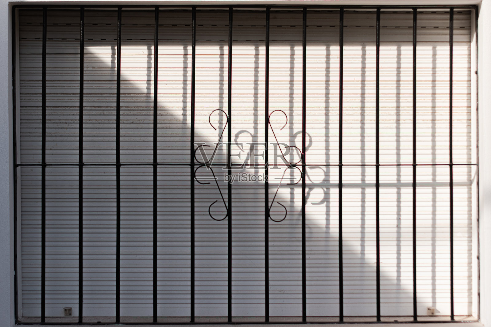 有栅栏和百叶窗的窗户照片摄影图片