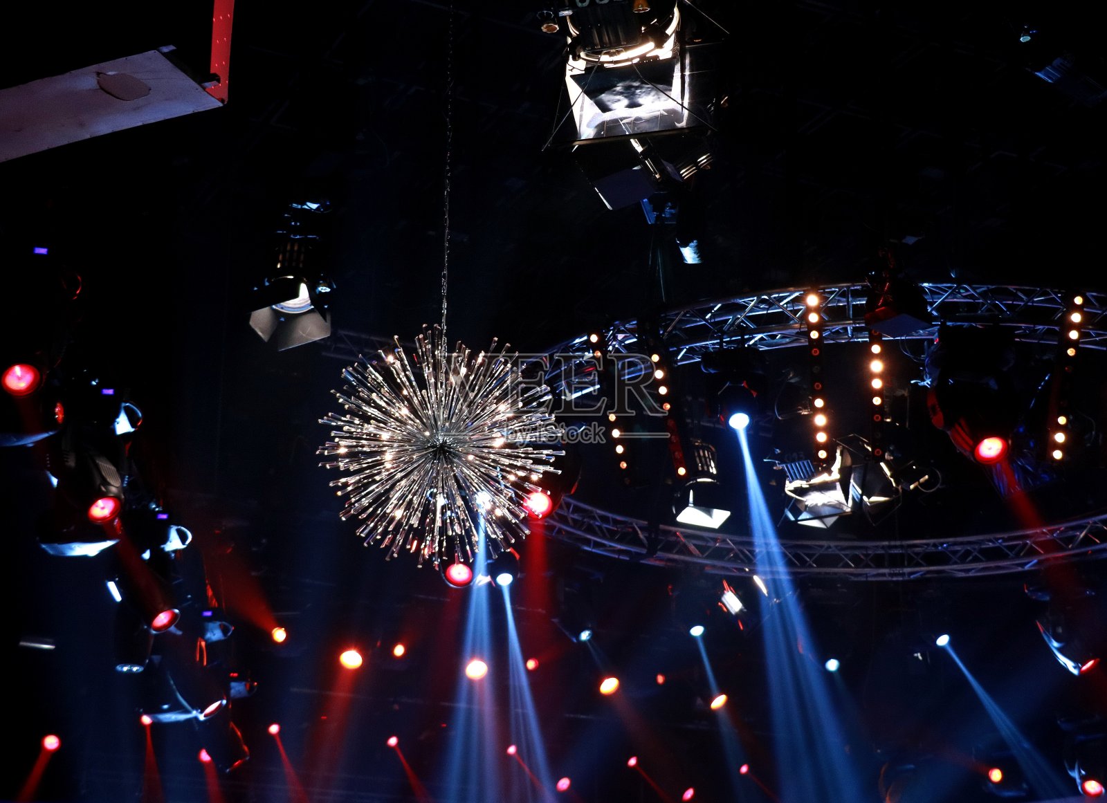 工作室里的聚光灯和反光镜照片摄影图片