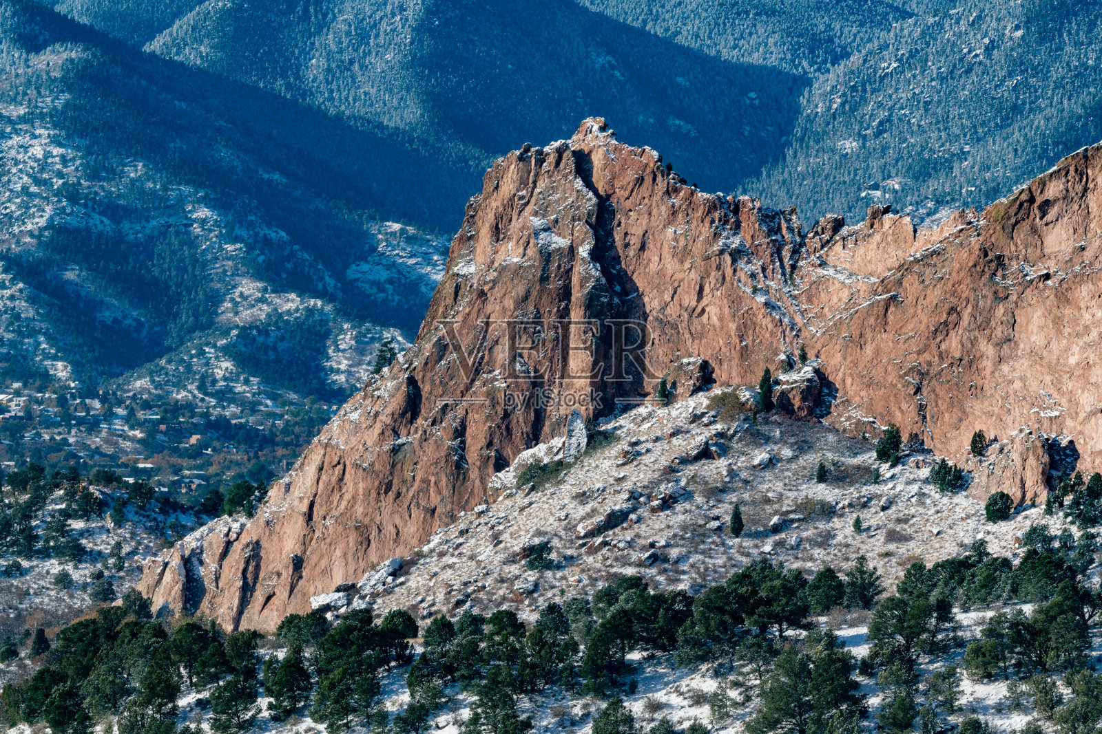 天神花园高大的岩石在冬季降雪后形成照片摄影图片